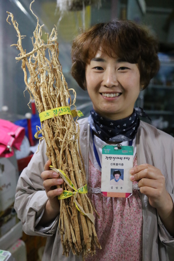 정선군이 국산품만 취급한다고 인증한 신토불이 상인. 정선아리랑시장에서 이 '신토불이증'을 목에 걸고 영업한다.