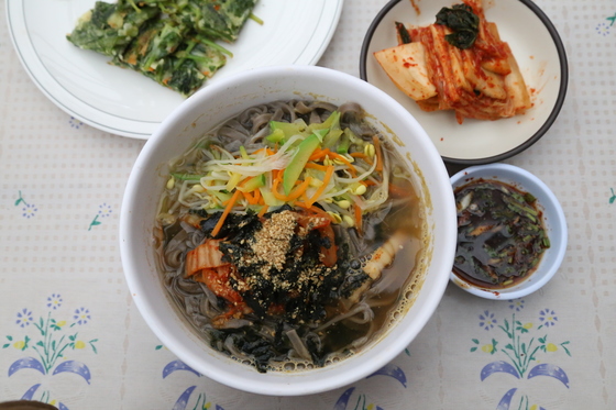 면발에 탄력이 넘치는 콧등치기국수. 강원도 향토 음식이다.