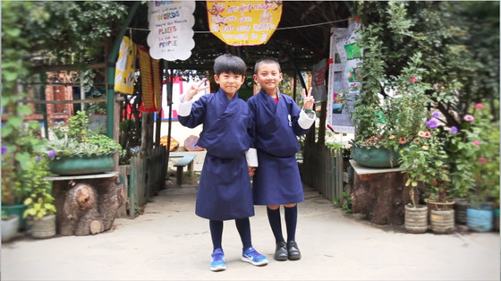 '나의 외사친'을 통해 부탄을 찾은 이수근 부자. 첫째 태준이와 도지왕축이 활짝 웃고 있다. [사진 JTBC]
