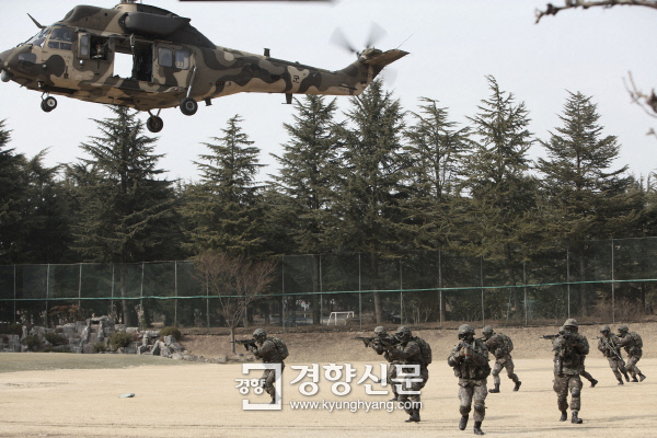 육군 장병들이 훈련을 하고 있다.