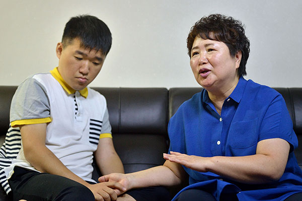 ⓒ시사IN 조남진 최영선씨(오른쪽)의 아들 박창현씨(왼쪽)는 밀알학교가 개교한 1997년에 입학했다.최씨는 “시간이 지나면 더 좋은 것들이 기다리고 있을 테니, 장애 학생에게 마음을 나눠달라”고 말했다.