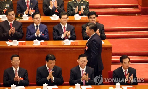 (베이징=연합뉴스) 김진방 특파원 = 시진핑 집권 2기의 시작을 알리는 중국 공산당 제19차 전체대표대회가 18일 개막한 가운데 시진핑 중국 국가주석이 성과보고를 위해 연단으로 나가고 있다. 2017.10.18      chinakim@yna.co.kr