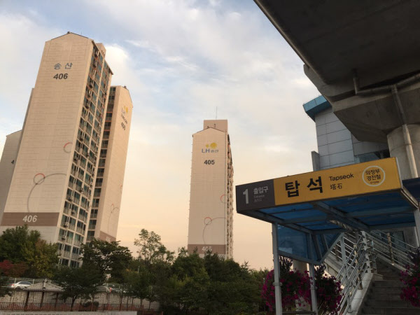 탑석역 도보 2분 거리에 있는 송산주공4단지 아파트. /이윤정 기자