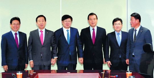 보수 대통합을 추진하는 자유한국당과 바른정당의 3선 의원들이 20일 서울 여의도 국회 의원회관 회의실에서 열린 회동에 앞서 기념촬영을 하고 있다. 왼쪽부터 자유한국당 이철우 김성태 의원, 바른정당 이종구 의원, 한국당 홍문표 의원, 바른정당 김용태 황영철 의원. 최종학 선임기자