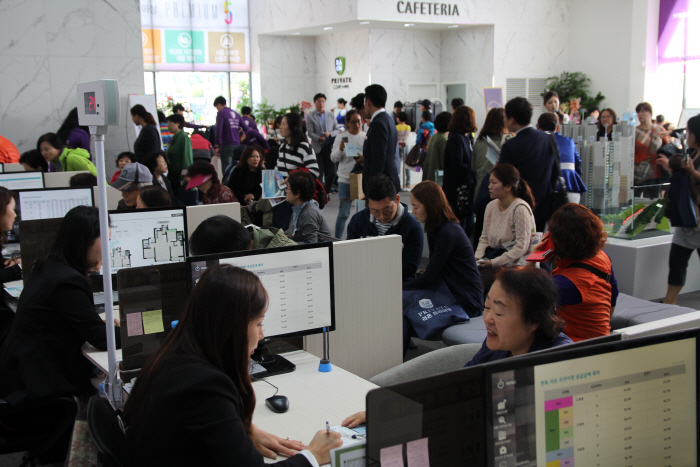 20일 서울 중랑구 면목동에서 개관한 라온건설의 면목 라온 프라이빗 견본주택에 방문객들이 상담을 받고 있다. [사진제공 = 라온건설]