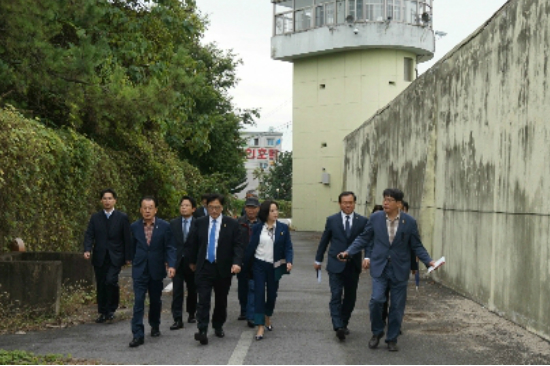 8일 오전 옛 광주교도소에서 김양래 5·18기념재단 상임이사, 우원식 더불어1민주당 원내대표 등이 5·18 민주화운동 암매장 추정지 발굴을 위한 현장조사를 하고 있다. (사진=518 기념재단 제공)