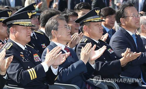 (서울=연합뉴스) 배재만 기자 = 문재인 대통령이 20일 오전 서울 광화문에서 열린 제72주년 경찰의날 기념식에 참석해 박수를 치고 있다.     scoop@yna.co.kr