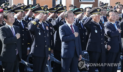 (서울=연합뉴스) 배재만 기자 = 문재인 대통령이 20일 오전 서울 광화문에서 열린 제72주년 경찰의날 기념식에서 국기에 경례하고 있다.     scoop@yna.co.kr