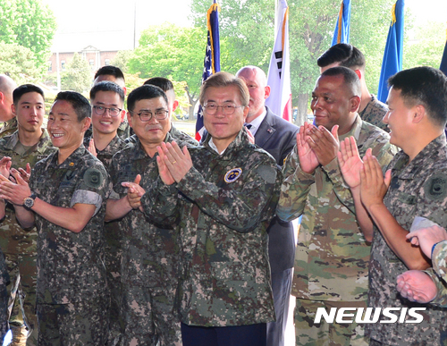 【서울=뉴시스】전진환 기자 = 문재인 대통령이 13일 오후 서울 용산 한미연합사령부를 방문해 주한미군 장병 및 군무원들과 기념촬영 후 박수치고 있다. 2017.06.13. amin2@newsis.com