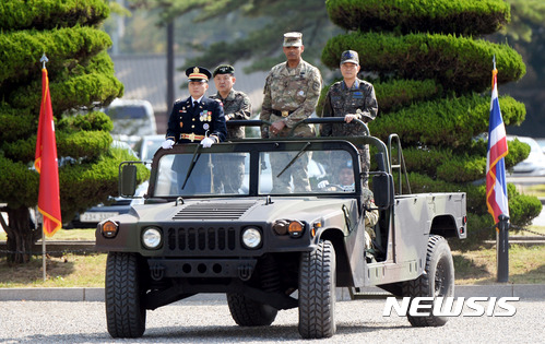 【서울=뉴시스】임태훈 기자 = 26일 오전 서울 용산구 미군기지 나이트필드 연병장에서 열린 대한민국 합동참모의장 환영의전행사에서 정경두(오른쪽부터) 합참의장과 빈센트 브룩스 한미연합사령관, 김병주 한미연합사 부사령관이 열병을 하고 있다. 2017.09.26. taehoonlim@newsis.com