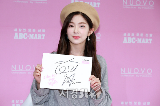 레드벨벳 멤버 아이린이 21일 오후 서울 마포구 동교동 한 멀티샵 매장에서 열린 팬사인회에 참석해 포즈를 취하고 있다.