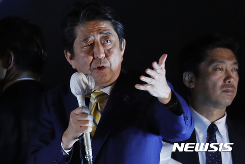 【도쿄 =AP/뉴시스】일본에서 22일 중의원 선거가 치러지고 있다 .사진은 아베 신조 일본 총리가 전날 도쿄 거리에서 유세 연설을 하는 모습. 2017.10.22