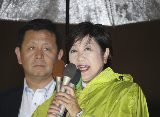 일본 중의원 선거를 이틀 앞둔 지난 20일 도쿄 거리에서 유세 연설을 하고 있는 고이케 유리코 희망의 당 대표. /도쿄=AP연합뉴스