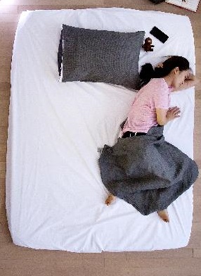 척추관협착증 환자는 옆으로 누워 자는 게 좋다./사진=조선일보DB