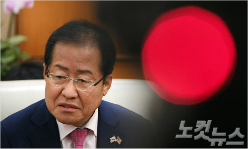 자유한국당 홍준표 대표가 지난 18일 오전 인천공항에서 미국으로 출국 전 기자간담회를 갖고 취재진의 질문에 답하고 있다. (사진=황진환 기자)