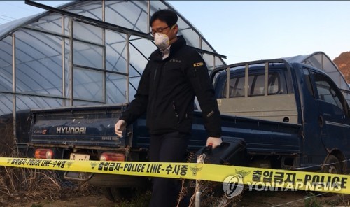 (영월=연합뉴스) 박영서 기자 = 며느리 성폭행 혐의로 경찰 조사를 받던 '어금니 아빠' 이영학의 계부 A(60)씨가 25일 강원 영월 자택서 숨진 채 발견됐다. 영월경찰서에 따르면 이날 오후 1시 27분께 영월군 상동읍 내덕리 자신의 집 비닐하우스에서 이영학의 계부 A씨가 숨져 있는 것을 아내(57)가 발견, 경찰 등에 신고했다. 경찰 관계자들이 사건 현장을 조사하고 있다.     conanys@yna.co.kr