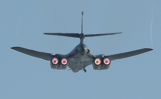 미국의 초음속 전략폭격기 B-1B '랜서'가 지난 21일 오후 경기도 성남시 서울공항 상공을 비행하고 있다. 랜서 폭격기는 마하 1.2로 비행할 수 있으며 기체 내부에는 34t, 날개를 포함한 외부는 27t 까지 적재할 수 있다. [연합뉴스]