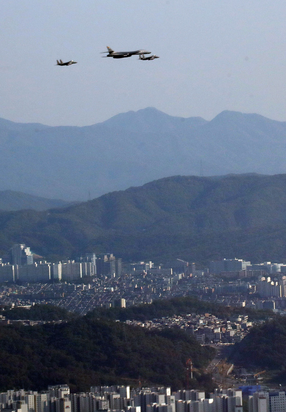 저공 비행하는 '죽음의 백조' B-1B 랜서 전략폭격기