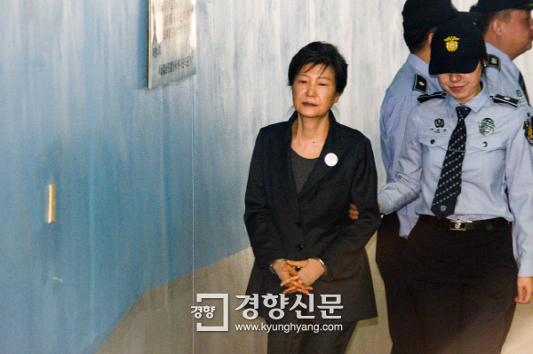 지난 10일 박근혜 전 대통령이 재판을 받기 위해 서울 서초동 서울중앙지방법원으로 호송되고있다. / 이준헌 기자 ifwedont@