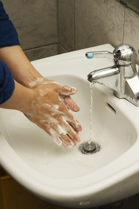 흐르는 물에 비누로 30초 이상 손을 씻는 것이 올바른 손씻기 방법이다. [중앙포토]