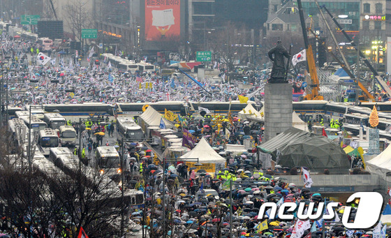 지난 3월1일 오후 서울 광화문광장에서 제18차 범국민 행동의 날 집회 참석자들이 박 대통령 퇴진을 촉구하는 구호를 외치고 있다. 같은 시간 광화문광장 남측에서는 '탄핵 반대' 집회에서 참가자들이 태극기를 흔들며 탄핵 반대를 외치고 있다. 2017.3.1/뉴스1 © News1 박세연 기자