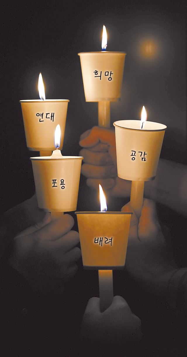 촛불혁명이1주년을 맞았다. 한국사회에 새로운 시공간을 열어젖힌 촛불로 인해 이 나라의 주권자들은 촛불 이전과 결코 동일한 사람이 될 수 없다. 나에게 촛불은 무엇이었으며, 촛불은 나를 어떻게 바꾸었을까. 홍인기 기자