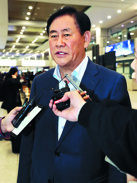 해외 국정감사를 마치고 입국한 최경환 자유한국당 의원이 27일 오후 인천공항에서 기자들을 만나 자신에 대한 당의 탈당 권유 징계를 비판하고 있다. 최 의원은 “징계 처분에 동의할 수 없다”고 말했다. 뉴시스