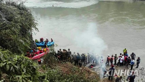 28일 네팔 중부 다딩 지역에서 버스가 강으로 추락해 구조대원들이 승객들을 찾고 있다.[신화=연합뉴스 자료사진]