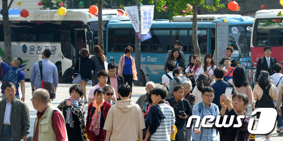지난해 중국 노동절 연휴를 맞아 한국에 온 중국인 관광객들이 서울 청계천을 둘러보고 있다. © News1 황기선