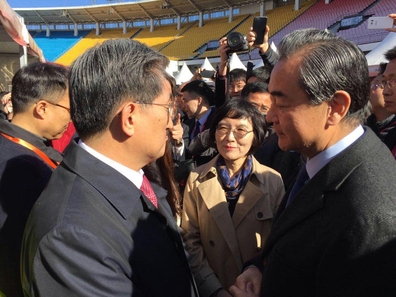 29일 베이징 공인운동장에서 열린 중국 외교부 주최 국제바자회에서 왕이 중국 외교부장(오른쪽)이 한국 부스를 찾아 노영민 신임 주중 한국대사에게 “(한중) 양국 우호에 대한 대사의 생각을 높이 평가합니다”라고 말했다. /주중 한국대사관 제공