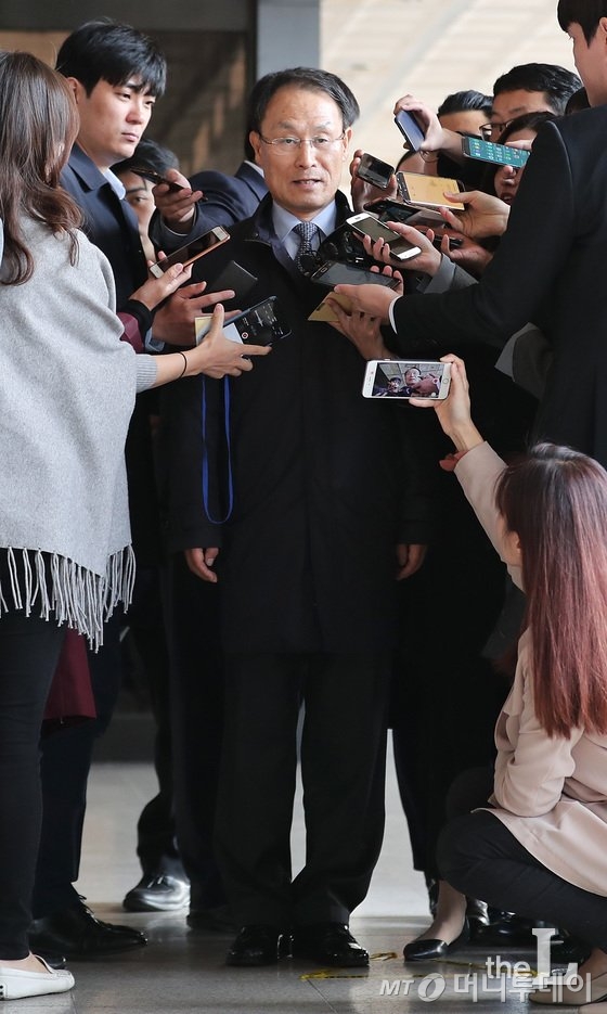 박근혜 정부 시절 ‘화이트리스트’를 지원해 관제시위를 벌이도록 했다는 혐의를 받고 있는 이헌수 전 국정원 기획조정실장이 24일 오전 서울 서초구 서울중앙지방검찰청에 피의자 신분으로 출석하고 있다. 이 전 실장은 박근혜 정부 시절 현대자동차그룹을 압박해 퇴직경찰관 모임인 대한민국재향경우회 산하 법인 경안흥업에 수십억원대 고철매각 일감을 몰아주는데 개입한 것으로 알려졌다. 2017.10.24/뉴스1 <저작권자 © 뉴스1코리아, 무단전재 및 재배포 금지>