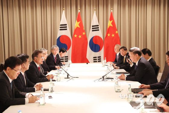 문재인 대통령이 7월 6일 (현지시간) 독일 베를린 인터콘티넨탈 호텔에서 열린 한-중 정상회담에서 시진핑 중국 국가주석과 대화를 나누고 있다. (청와대 페이스북) 2017.7.6/뉴스1