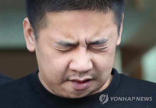 여중생 살인 및 사체유기 사건 피의자인 이영학이 지난 13일 오전 서울 중랑경찰서에서 검찰로 송치되기 전 취재진 앞에 심경을 밝히고 있다. [연합뉴스 자료사진]