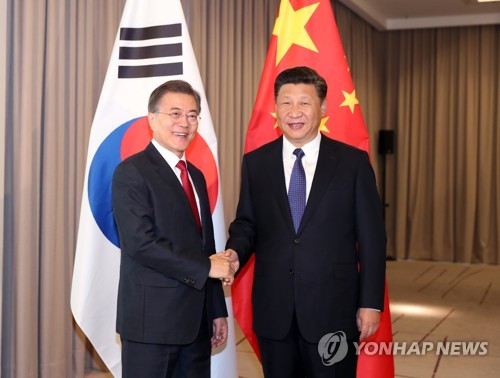 (베를린=연합뉴스) 배재만 기자 = 문재인 대통령과 시진핑 중국 국가주석이 6일 오전(현지시간) 베를린 인터콘티넨탈 호텔에서 열린 한-중 정상회담에서 악수하며 미소 짓고 있다. 2017.7.6  scoop@yna.co.kr  (끝)