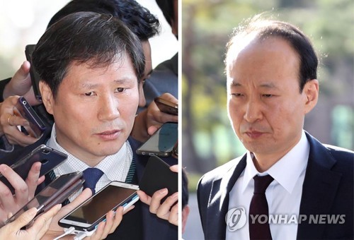 (서울=연합뉴스) 이상학 기자 = 국정원 의혹과 관련해 체포된 안봉근 전 청와대 국정홍보비서관과 이재만 전 청와대 총무비서관(오른쪽)이 31일 오전 서울 서초구 서울중앙지검에 들어서고 있다.      leesh@yna.co.k