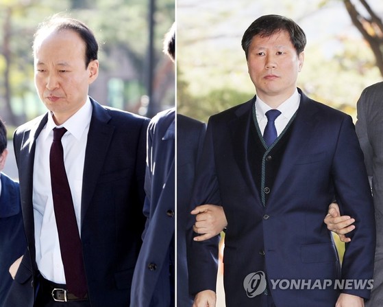 국가정보원의 특수활동비 상납 의혹과 관련해 체포된 이재만 전 청와대 총무비서관(왼쪽)과 안봉근 전 청와대 국정홍보비서관이 10월 31일 오전 서울 서초동 서울중앙지검에 들어서고 있다. [연합뉴스]