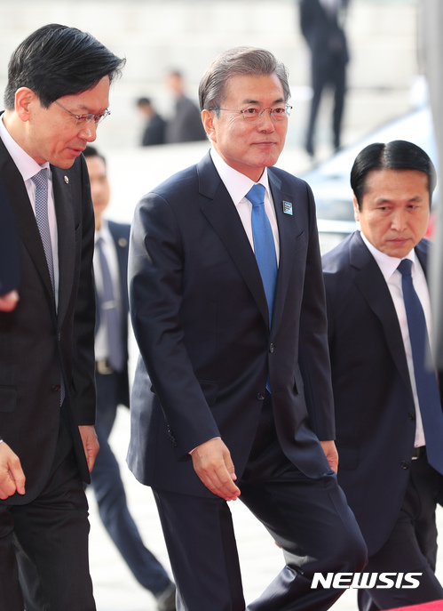 시정연설 위해 국회 도착한 문재인 대통령 | 인스티즈