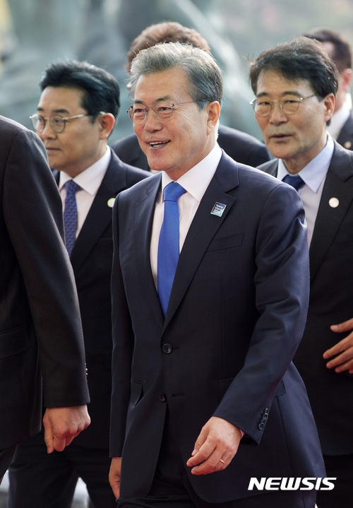 시정연설 위해 국회 도착한 문재인 대통령 | 인스티즈