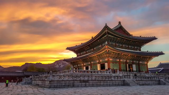 한국일보가 주최한 ‘한국 스마트폰 사진 공모전’ 에서 풍경 우수작품으로 선정된 오권열씨의 '화려한 경복궁의 노을'