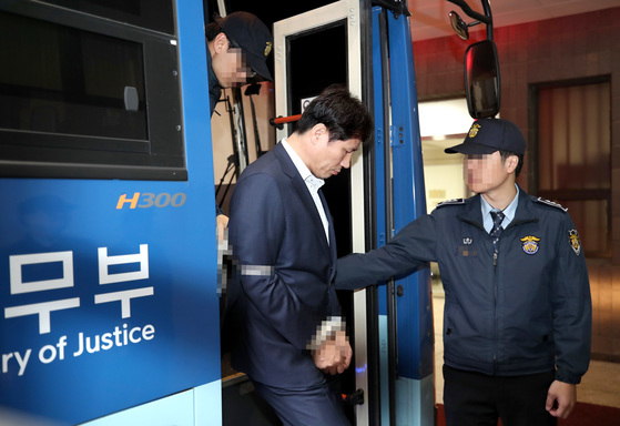 안봉근 전 청와대 비서관이 1일 조사를 받기 위해 서울중앙지검에 출석하 고 있다. 검찰은 최순실 국정 농단 관련 보도가 나온 이후 국정원 ‘특수활동비 상납’이 중단된 정황을 포착하고 수사 중이다. [연합뉴스]