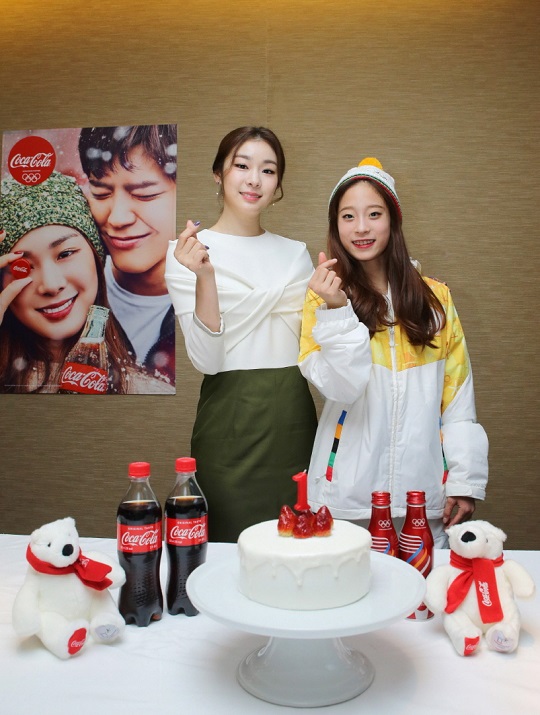 김연아-유영은 전자가 그리스에서 가져온 불꽃을 후자의 성화봉에 점화하면서 평창올림픽 개최국 봉송을 시작했다. 김연아는 유영의 ‘성화봉송 1번 주자’를 케이크와 양초로 축하해줬다.