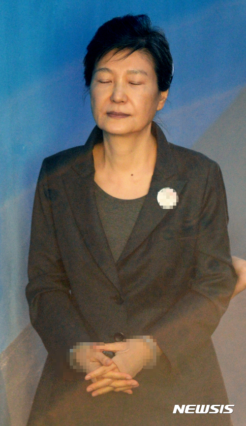 【서울=뉴시스】임태훈 기자 = '국정농단 정점' 박근혜 전 대통령이 29일 오전 서울 서초구 서울중앙지방법원에서 열린 78차 공판에 출석하기 위해 법정으로 이동하고 있다. 2017.09.29. taehoonlim@newsis.com