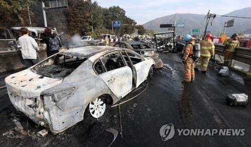 (창원=연합뉴스) 김동민 기자 = 2일 오후 1시 20분께 경남 창원-김해간 장유방향 창원터널 앞에서 엔진오일을 드럼통에 싣고 이송하던 5t 화물차가 폭발해 4명이 숨지는 사고가 발생했다. 이날 오후 소방당국이 현장을 통제하고 있다. 2017.11.2   image@yna.co.kr