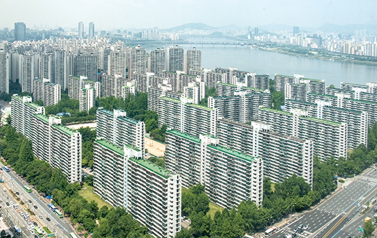 이번 가계부채 대책으로 서울 강남 재건축 시장이 영향을 받을 것으로 보인다. 사진은 송파구 잠실주공5단지.