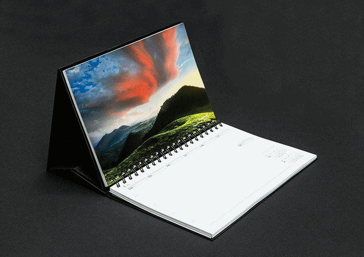 '2018 한국의 산하' 사진 다이어리는 책상 위에 세워 둘 수 있다. [호영피앤씨]