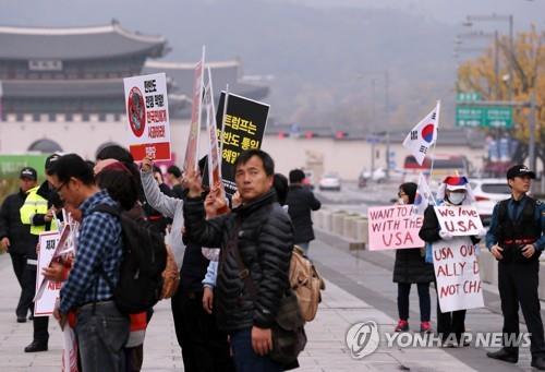 2일 서울 광화문광장에서 도널드 트럼프 미국 대통령 방한 반대시위(왼쪽)와 환영시위(오른쪽)가 동시에 개최되는 모습.[연합뉴스 자료사진]