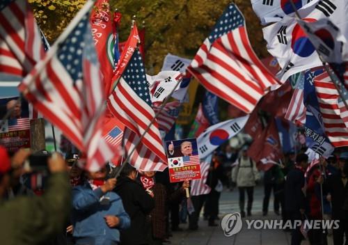 3일 서울 광화문 교보문고 앞에서 태극기행동본부 주최로 열린 도널드 트럼프 미국 대통령 방한 환영 집회 모습.[연합뉴스 자료사진]