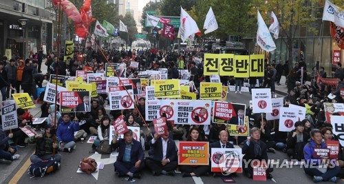(서울=연합뉴스) 이지은 기자 = 트럼프 미국 대통령 방한을 사흘 앞둔 4일 오후 서울 종로구 르메이에르 빌딩 앞에서 노(NO)트럼프 공동행동 소속 회원들이 'NO트럼프ㆍNO WAR 범국민대회'를 열고 있다. 2017.11.4      jieunlee@yna.co.kr