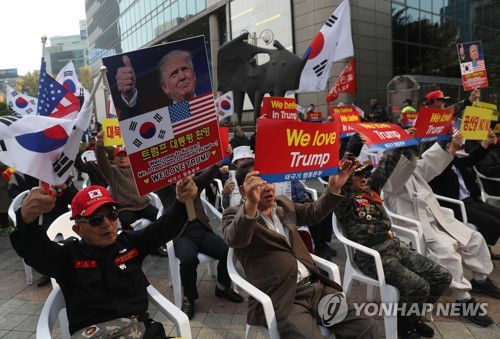 (서울=연합뉴스) 신준희 기자 = 트럼프 미국 대통령 방한을 사흘 앞둔 4일 오후 서울 광화문역 인근에서 태극기행동본부 등 단체 회원들이 연 트럼프 환영 집회에서 참가자들이 구호를 외치고 있다. 2017.11.4      hama@yna.co.kr