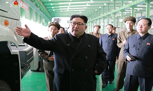 북한 관영 조선중앙TV가 4일 보도한 김정은 북한 노동당 위원장의 '3월16일 공장' 현지지도 모습. 트럭을 생산하는 이 공장에서 김 위원장이 현대적인 자동차 공업의 창설을 독려했다고 북한 매체들은 전했다. 연합뉴스